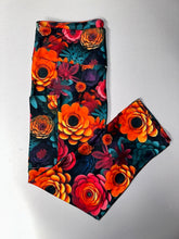 Load image into Gallery viewer, Dreamy Floral Capri w/ Pockets
