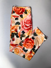 Load image into Gallery viewer, Peach Rose Capri w/ Pockets
