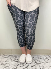 Load image into Gallery viewer, Black Cheetah Capri w/ Pockets
