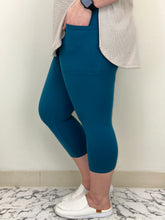 Load image into Gallery viewer, Turquoise Capri w/ Pockets
