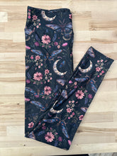 Load image into Gallery viewer, Winter Moth Leggings w/ Pockets
