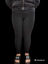 Load image into Gallery viewer, SOLID BLACK  - BUTTER FLEECE LINED LEGGINGS
